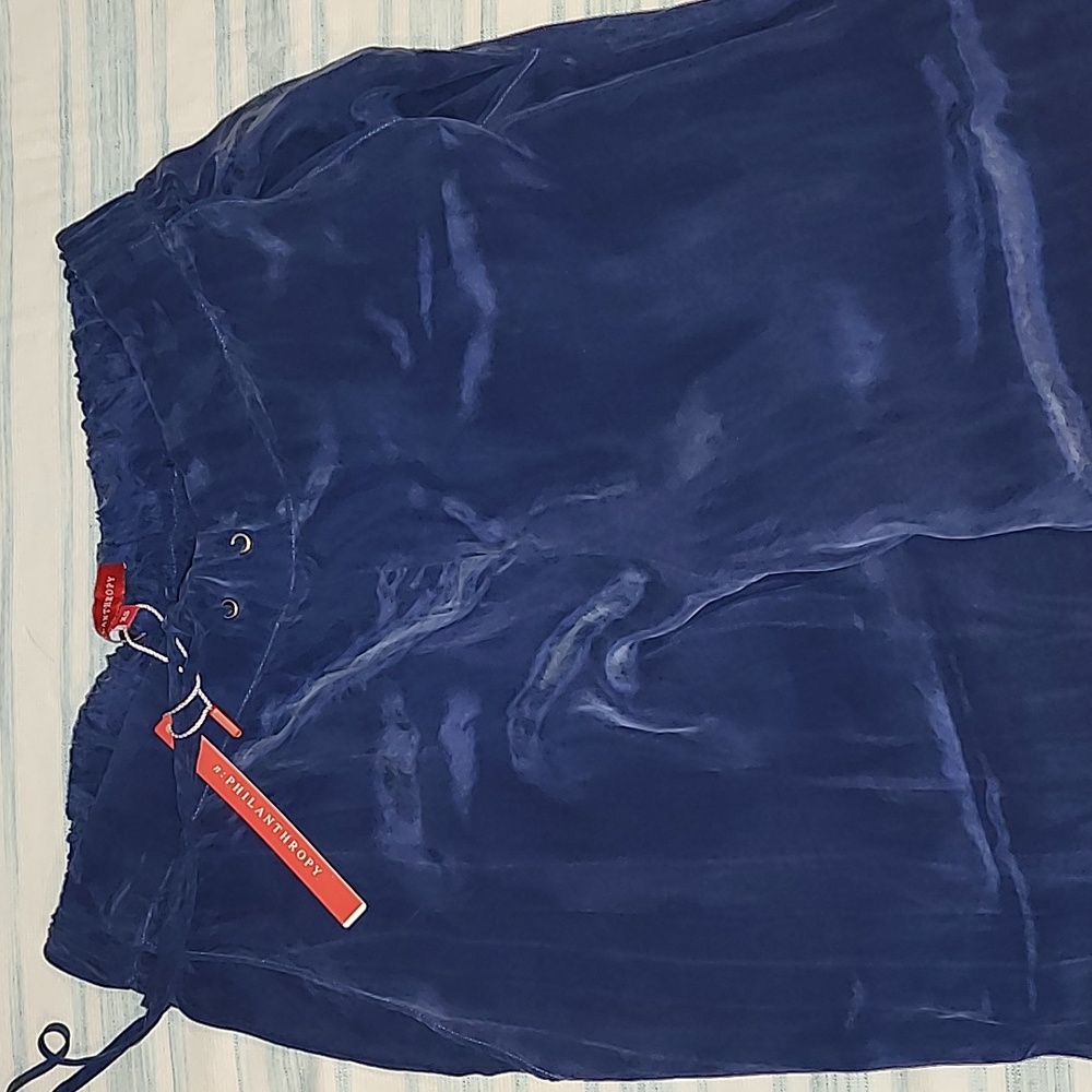 Very lightweight 100% japanese cupro jogger pants. Feels like velvet